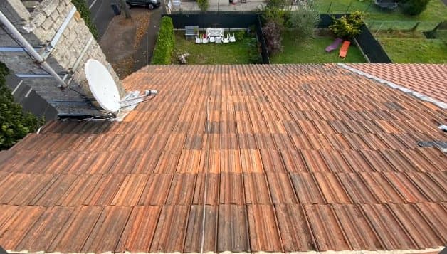Toiture en tuiles délavée et tachée avant traitement